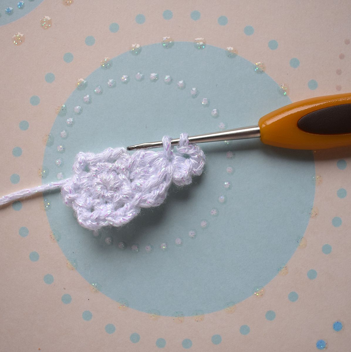 Blog-Inhaltsbild für '5 Schneeflocken für einen weihnachtlichen Gardinenhalter'