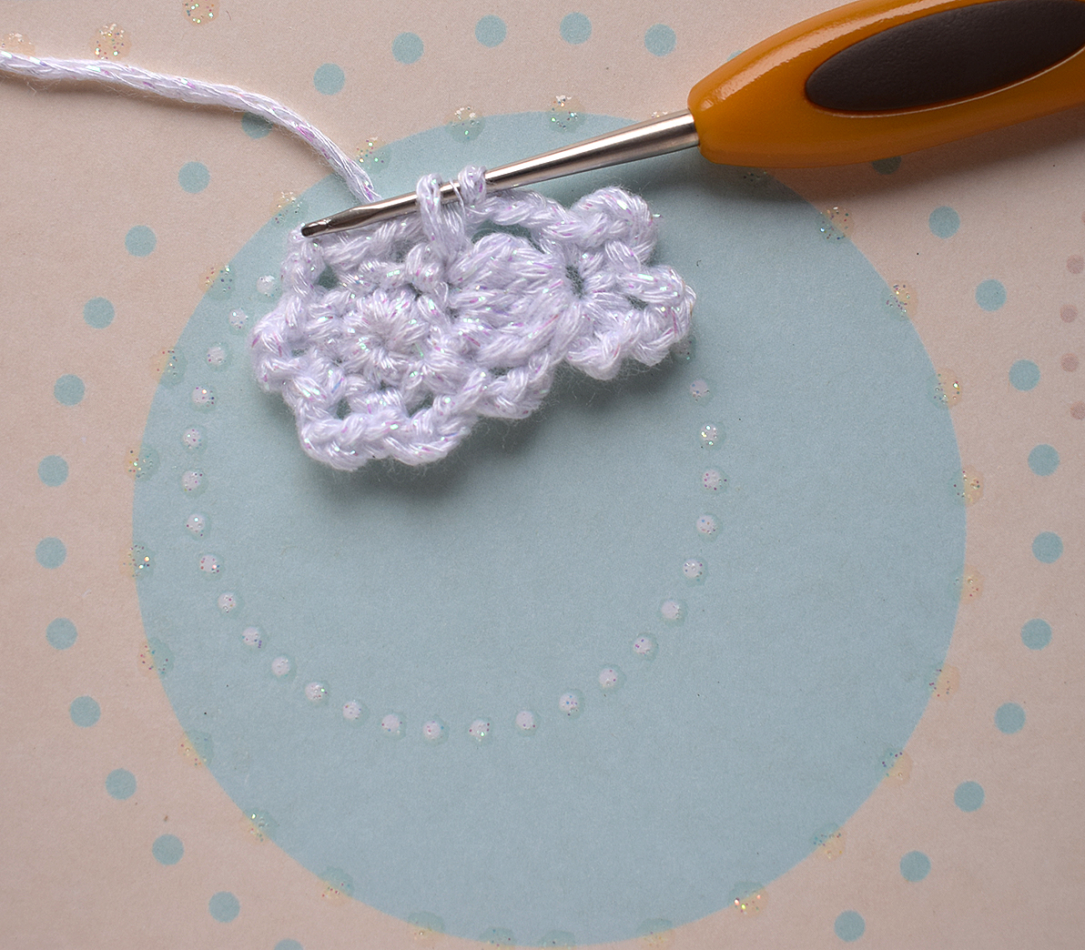 Blog-Inhaltsbild für '5 Schneeflocken für einen weihnachtlichen Gardinenhalter'