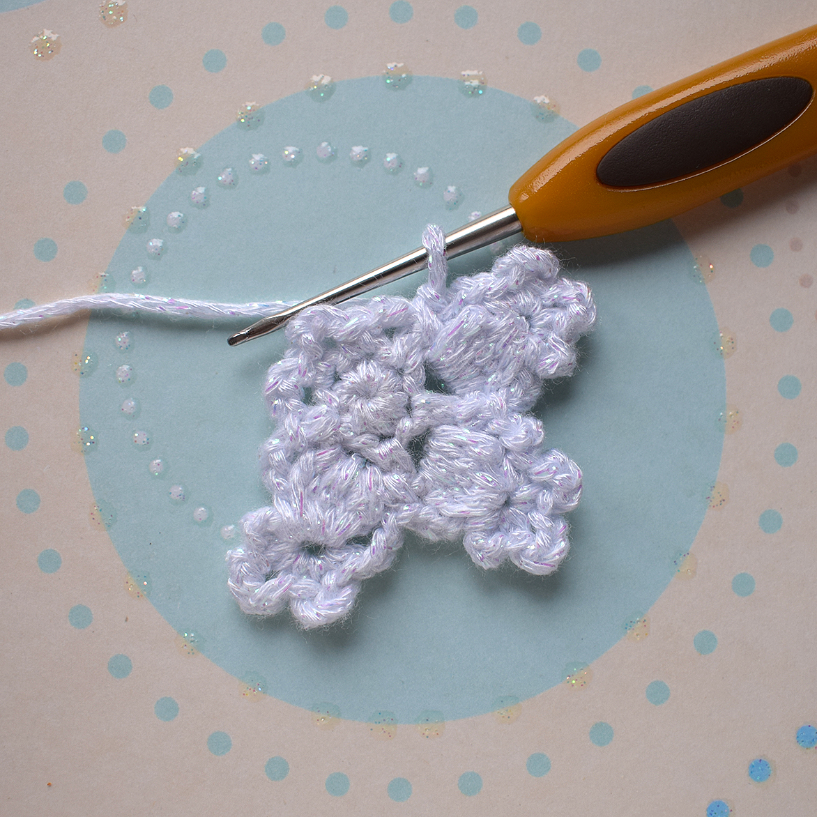 Blog-Inhaltsbild für '5 Schneeflocken für einen weihnachtlichen Gardinenhalter'