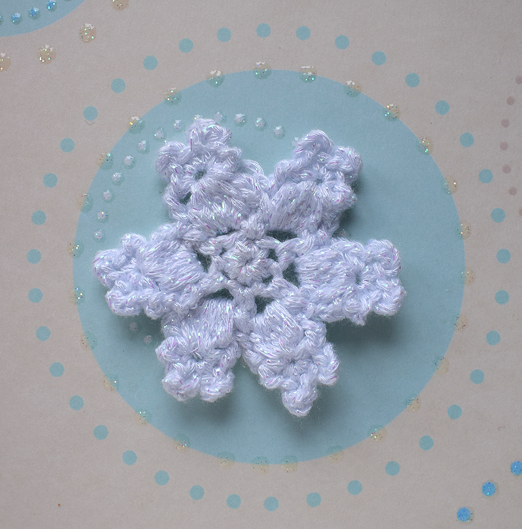 Blog-Inhaltsbild für '5 Schneeflocken für einen weihnachtlichen Gardinenhalter'