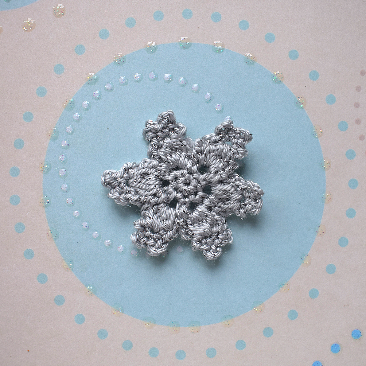 Blog-Inhaltsbild für '5 Schneeflocken für einen weihnachtlichen Gardinenhalter'