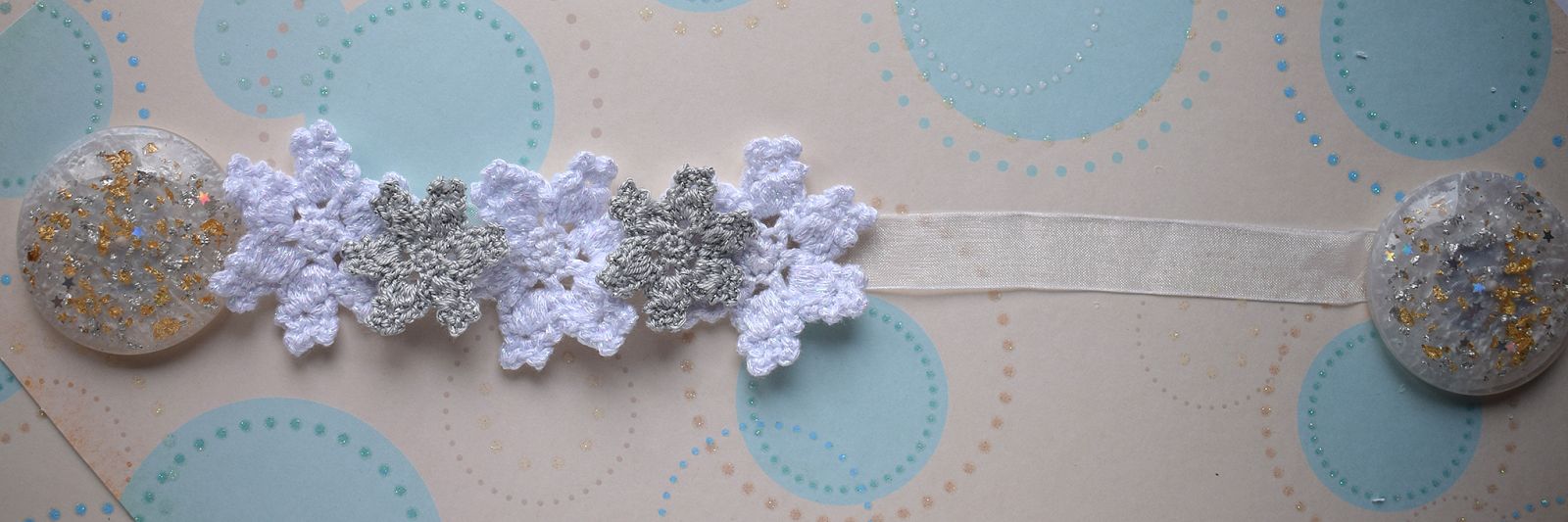 Blog-Inhaltsbild für '5 Schneeflocken für einen weihnachtlichen Gardinenhalter'