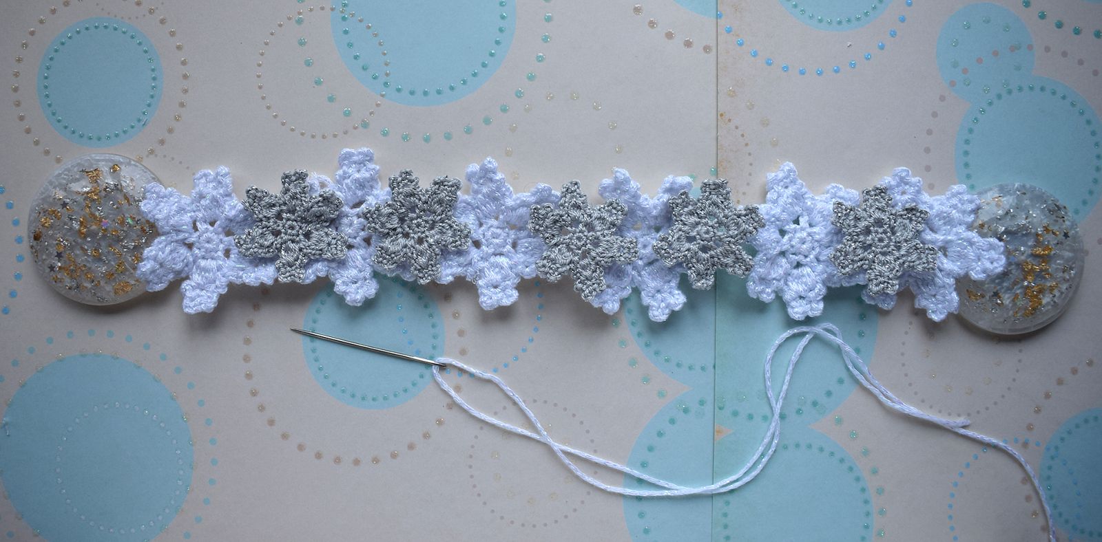 Blog-Inhaltsbild für '5 Schneeflocken für einen weihnachtlichen Gardinenhalter'