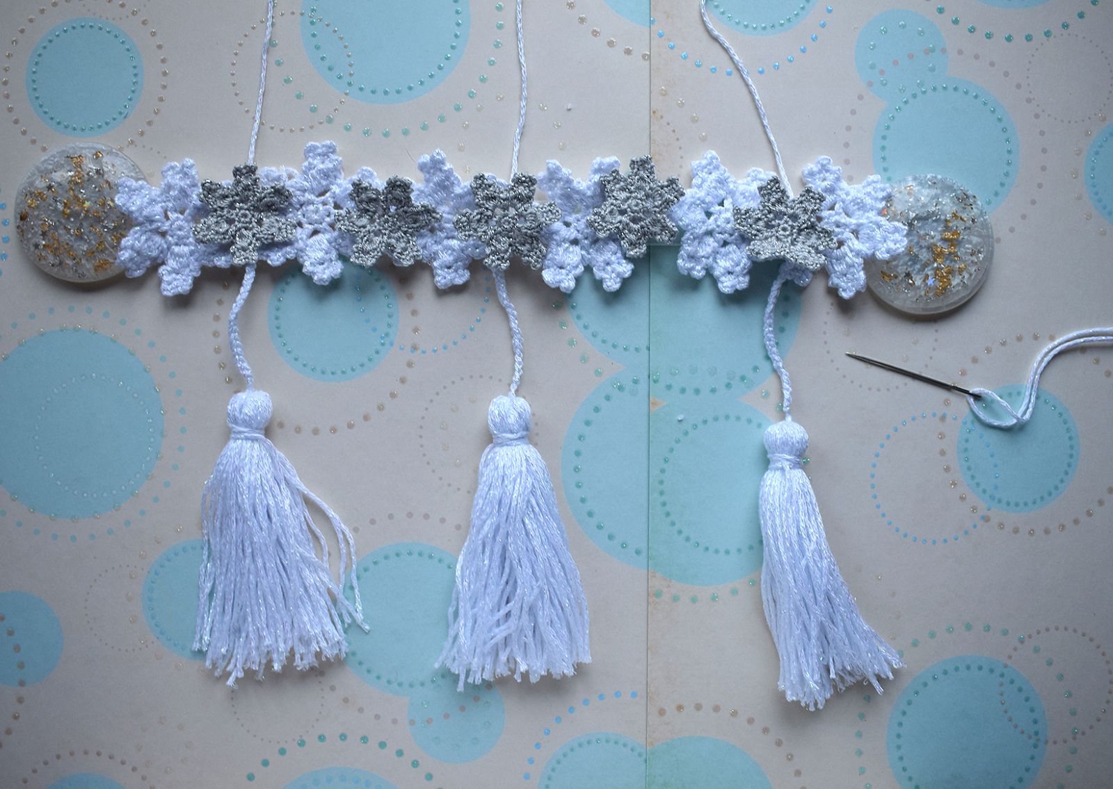 Blog-Inhaltsbild für '5 Schneeflocken für einen weihnachtlichen Gardinenhalter'