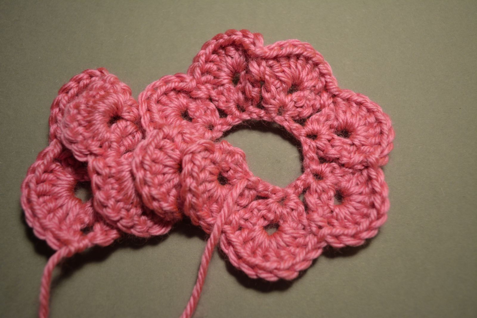 Blog-Inhaltsbild für 'Cute as a button Rosen kostenlose Häkelanleitung'