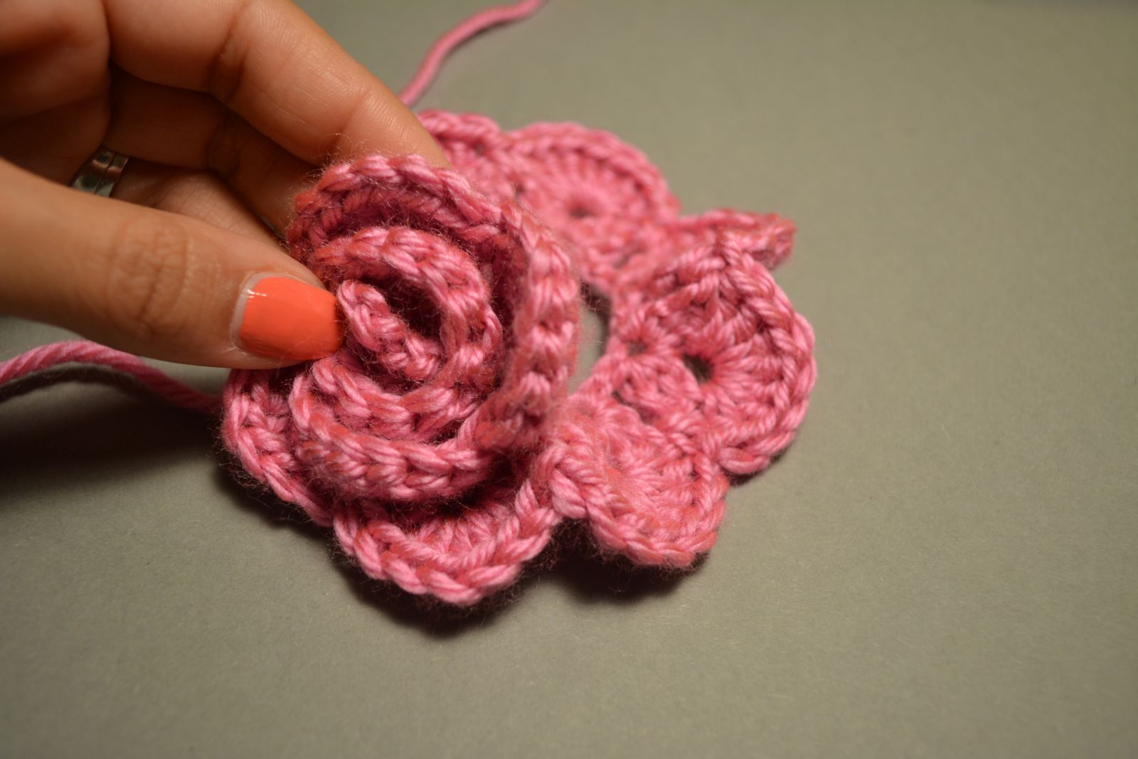 Blog-Inhaltsbild für 'Cute as a button Rosen kostenlose Häkelanleitung'