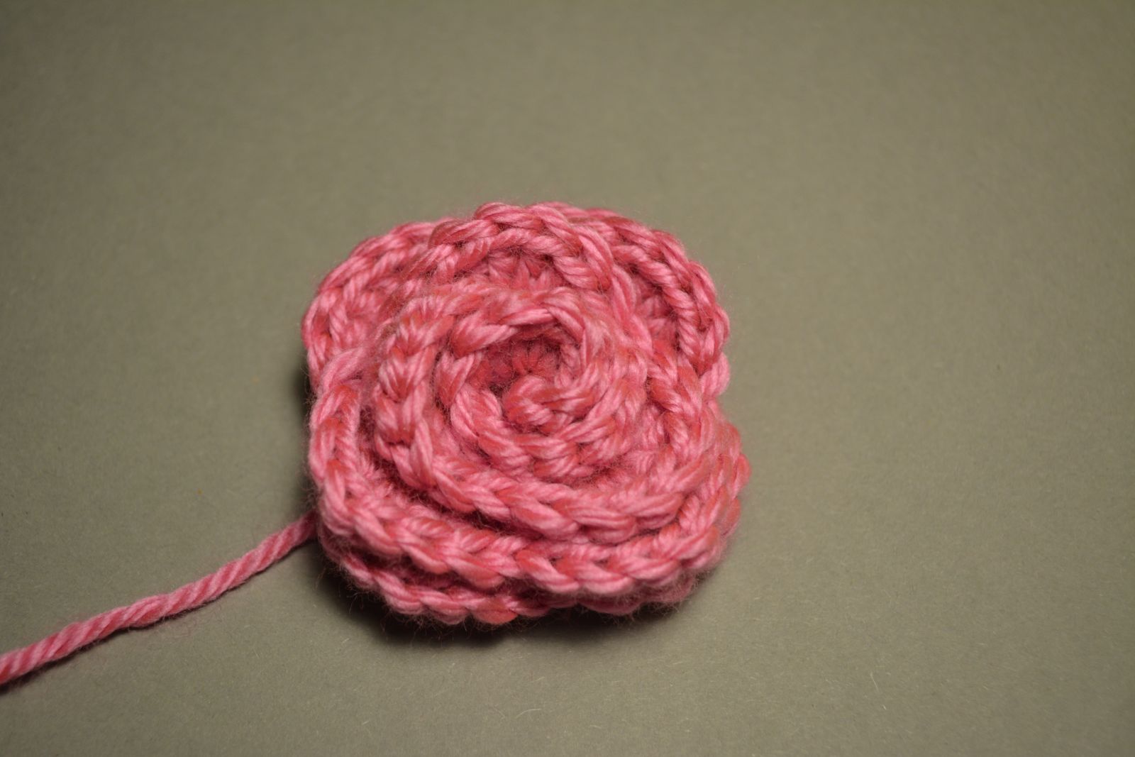 Blog-Inhaltsbild für 'Cute as a button Rosen kostenlose Häkelanleitung'