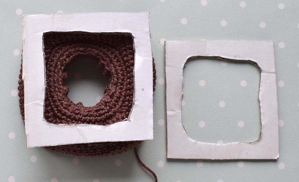 Blog content image for 'Napkin ring or egg holder «Little House»'