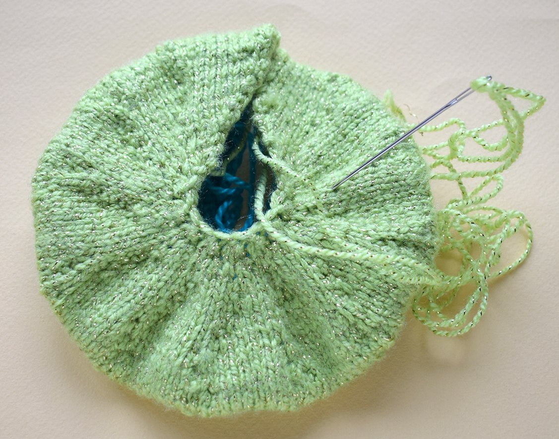 Blog content image for 'Phone stand «Easter lawn» knitted'