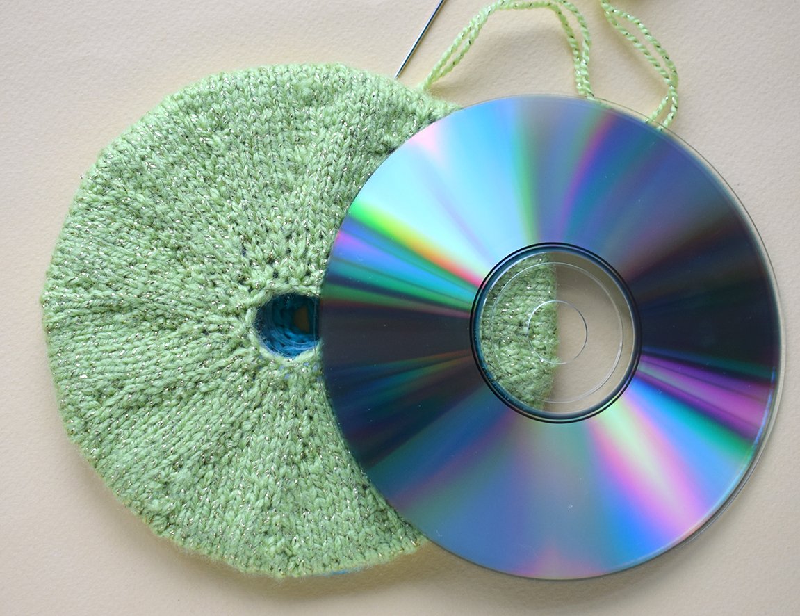 Blog content image for 'Phone stand «Easter lawn» knitted'