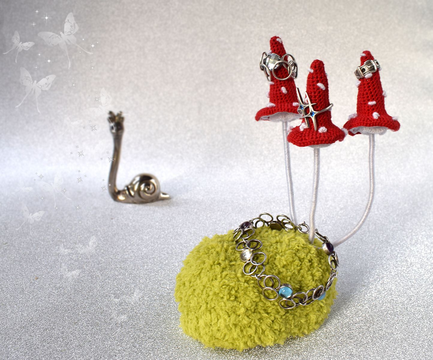 Blog-Inhaltsbild für '«Ein Feld von Fliegenpilzen » – Ringständer'