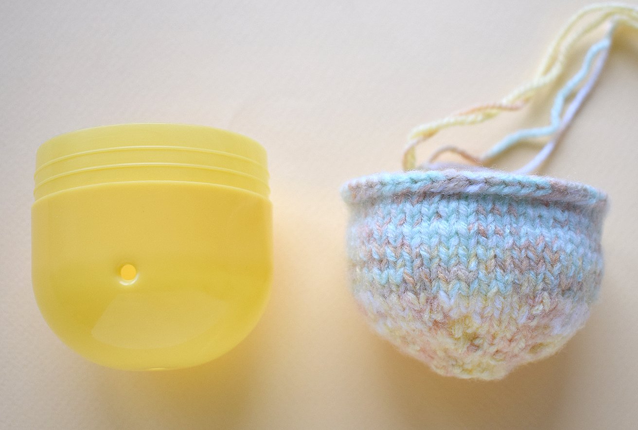 Blog content image for 'Phone stand «Easter lawn» knitted'