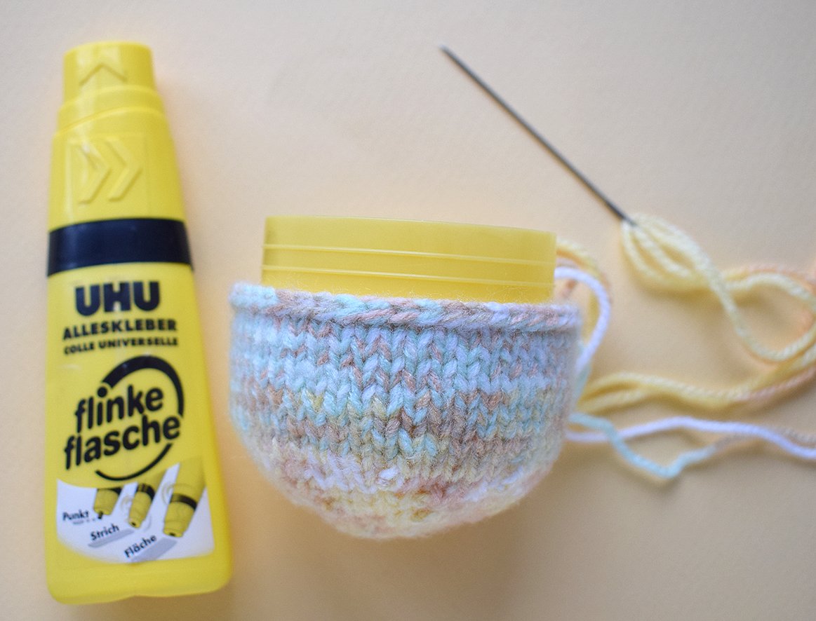 Blog content image for 'Phone stand «Easter lawn» knitted'