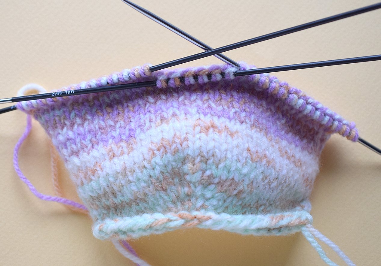 Blog content image for 'Phone stand «Easter lawn» knitted'