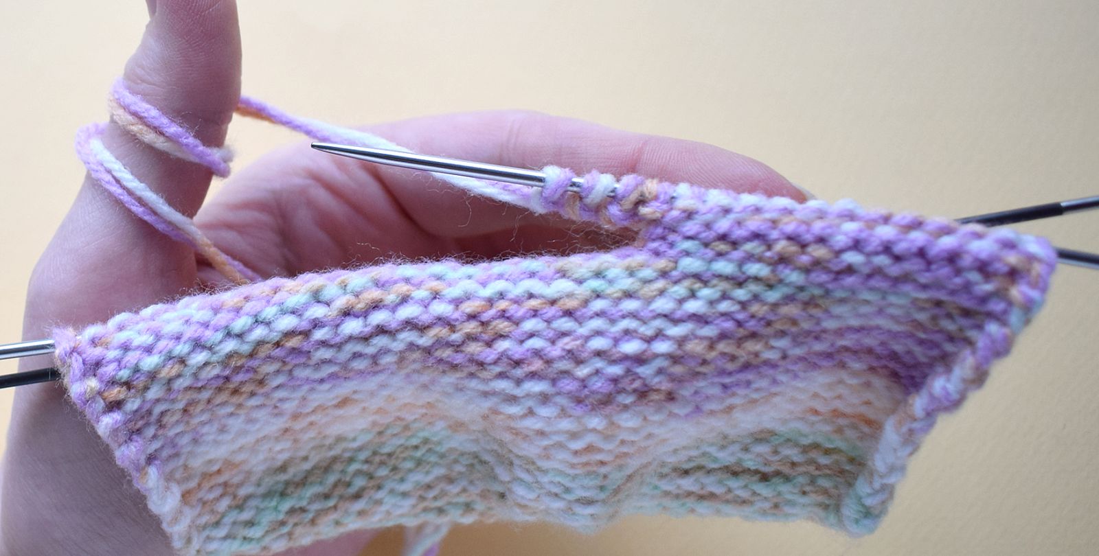 Blog-Inhaltsbild für 'Handyhalterung «Osterrasen» gestrickt'