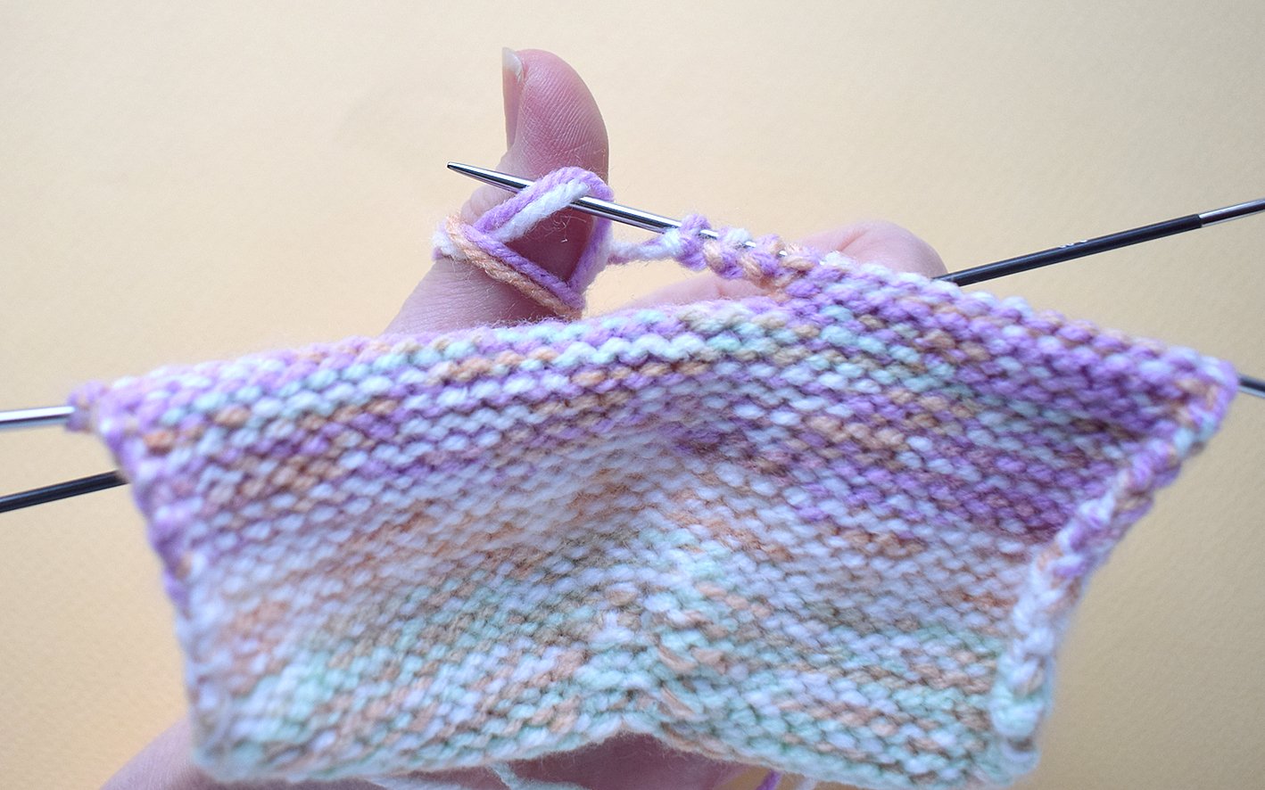 Blog content image for 'Phone stand «Easter lawn» knitted'