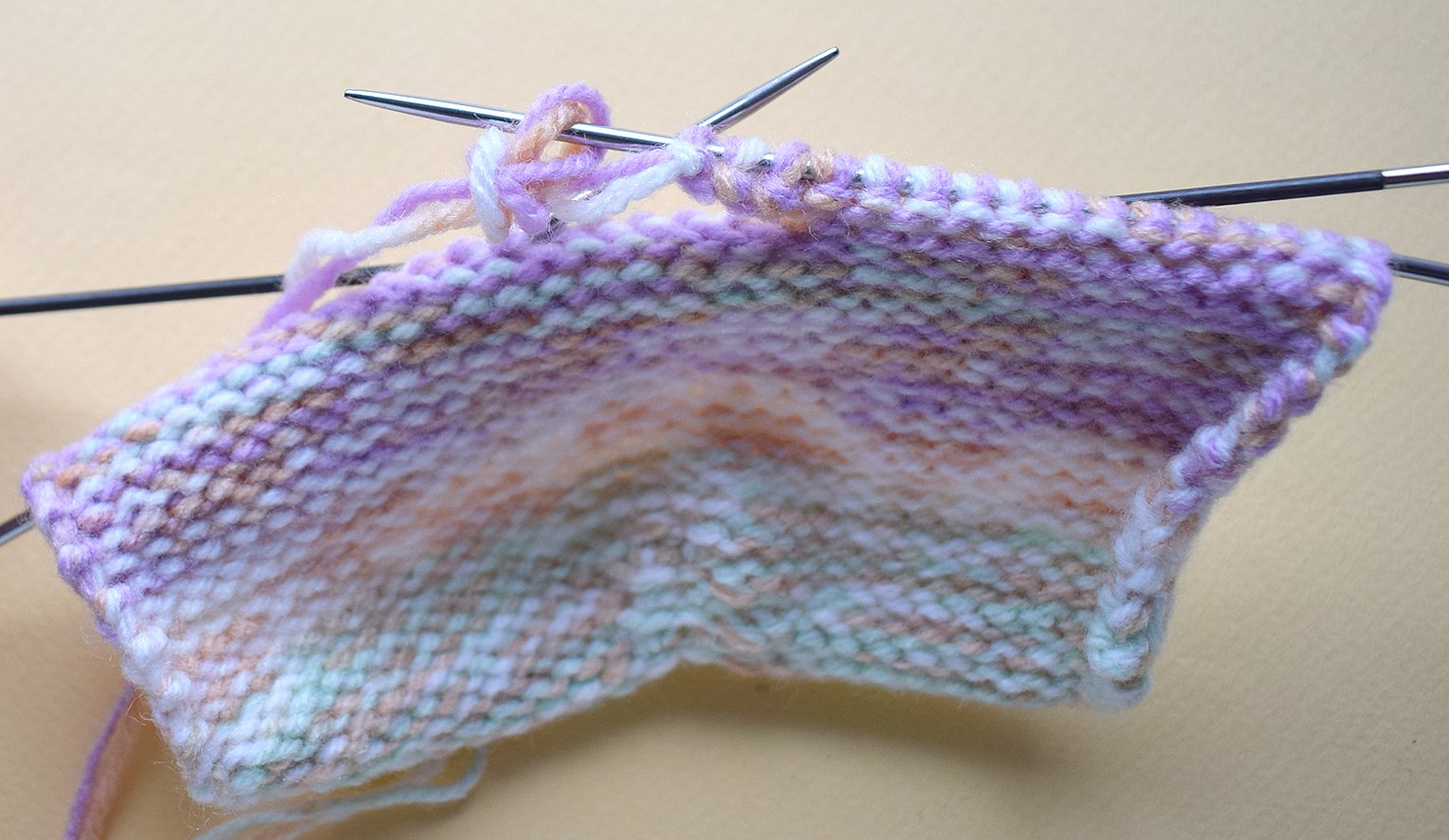 Blog content image for 'Phone stand «Easter lawn» knitted'