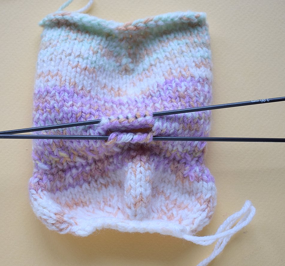 Blog-Inhaltsbild für 'Handyhalterung «Osterrasen» gestrickt'