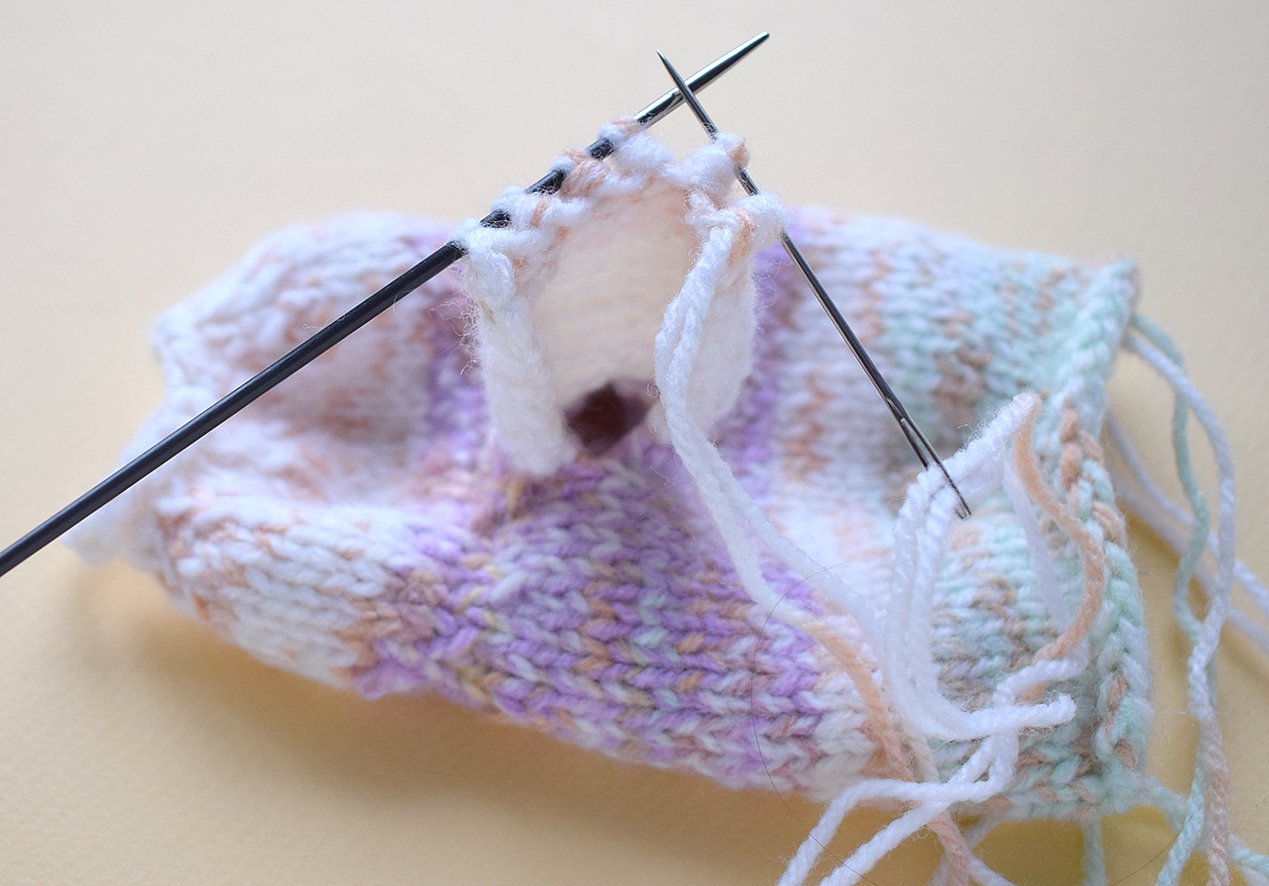 Blog-Inhaltsbild für 'Handyhalterung «Osterrasen» gestrickt'