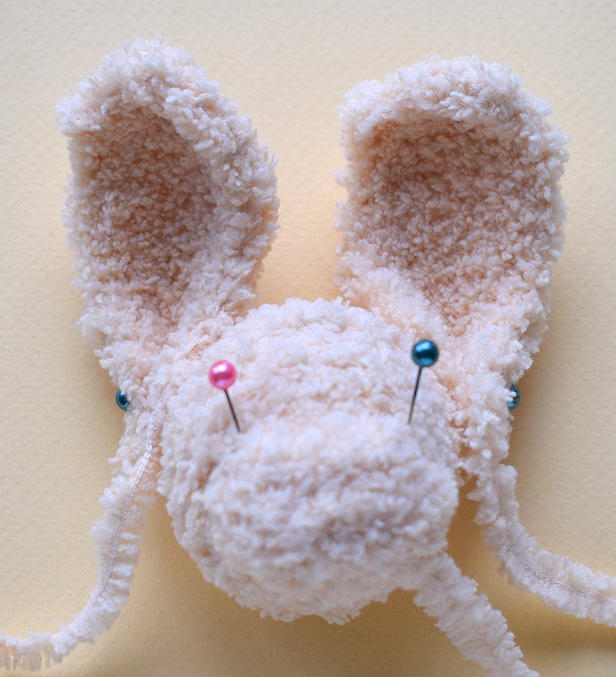 Blog content image for 'Phone stand «Easter lawn» knitted'