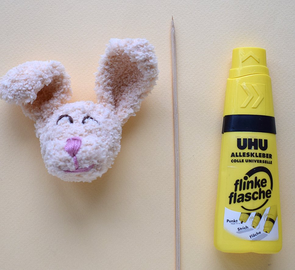 Blog content image for 'Phone stand «Easter lawn» knitted'