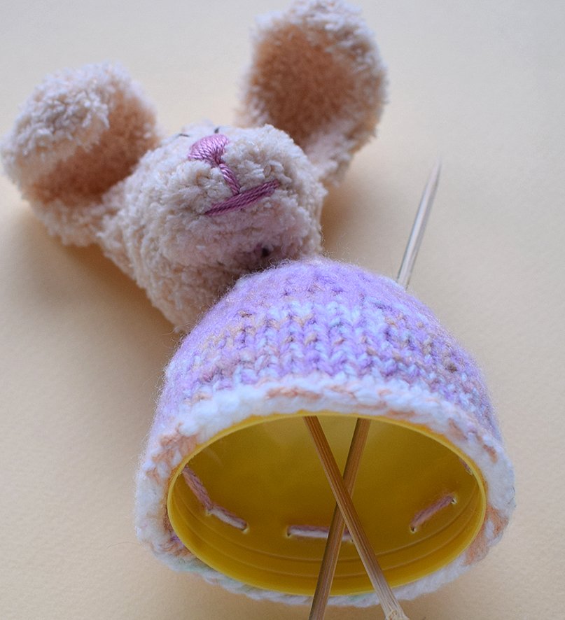 Blog-Inhaltsbild für 'Handyhalterung «Osterrasen» gestrickt'