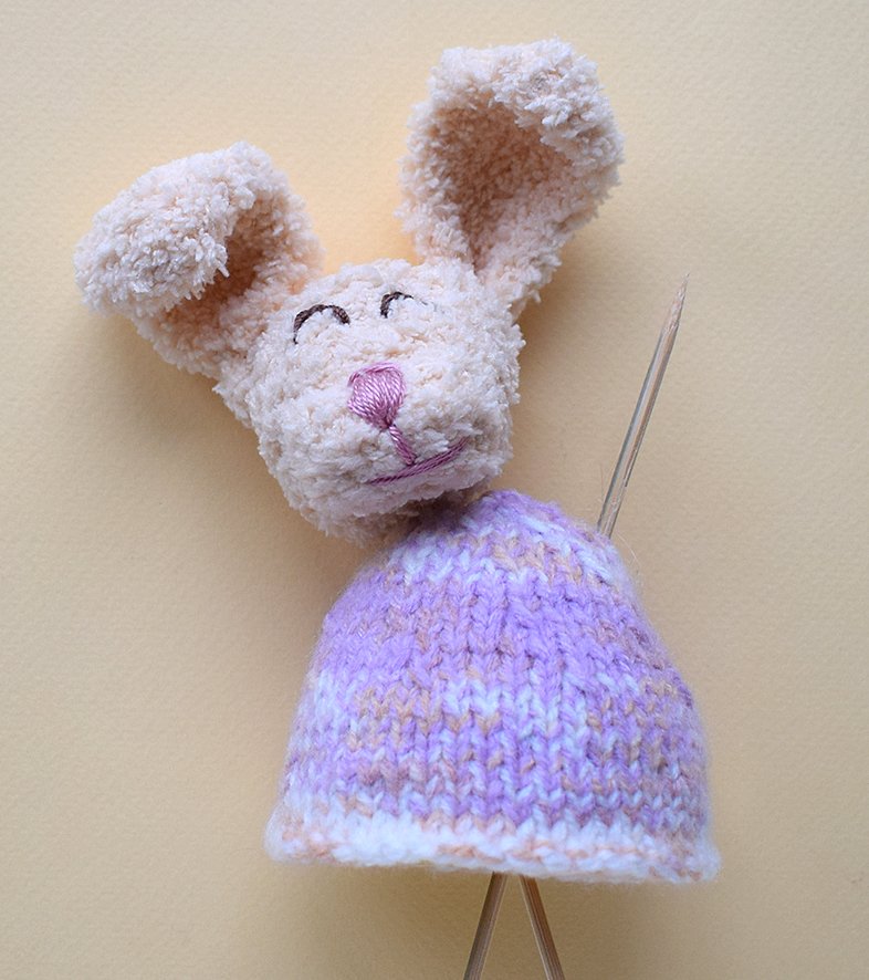 Blog-Inhaltsbild für 'Handyhalterung «Osterrasen» gestrickt'