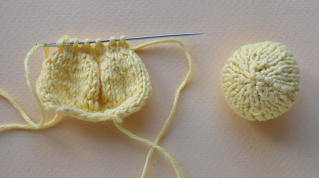 Blog content image for 'Phone stand «Easter lawn» knitted'