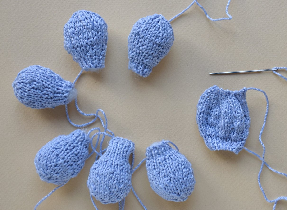 Blog content image for 'Phone stand «Easter lawn» knitted'