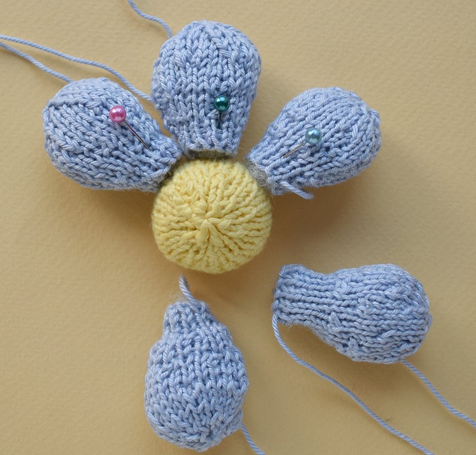 Blog-Inhaltsbild für 'Handyhalterung «Osterrasen» gestrickt'