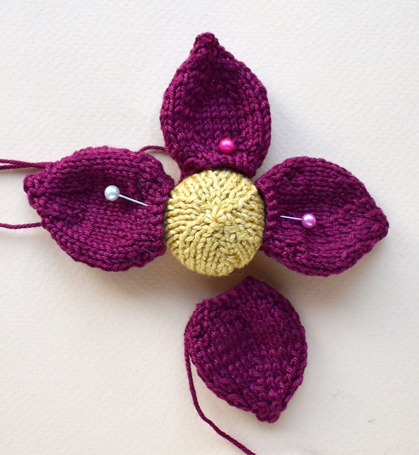 Blog content image for 'Phone stand «Easter lawn» knitted'