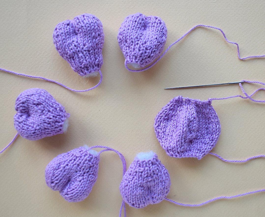 Blog content image for 'Phone stand «Easter lawn» knitted'