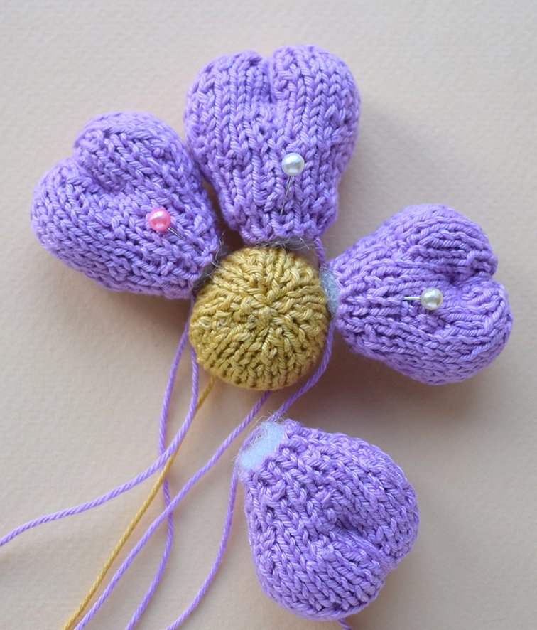 Blog content image for 'Phone stand «Easter lawn» knitted'