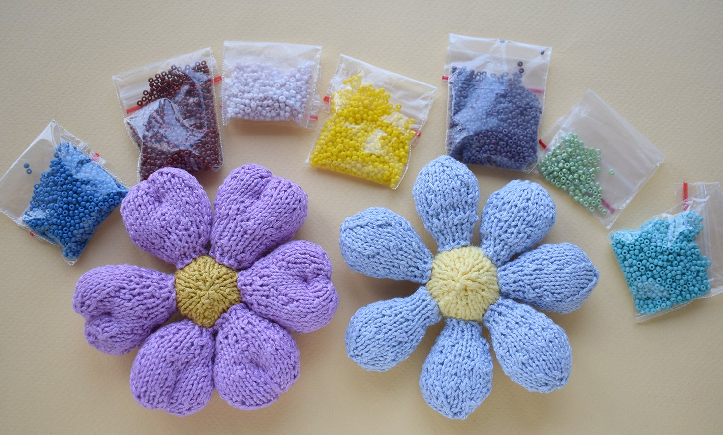 Blog content image for 'Phone stand «Easter lawn» knitted'