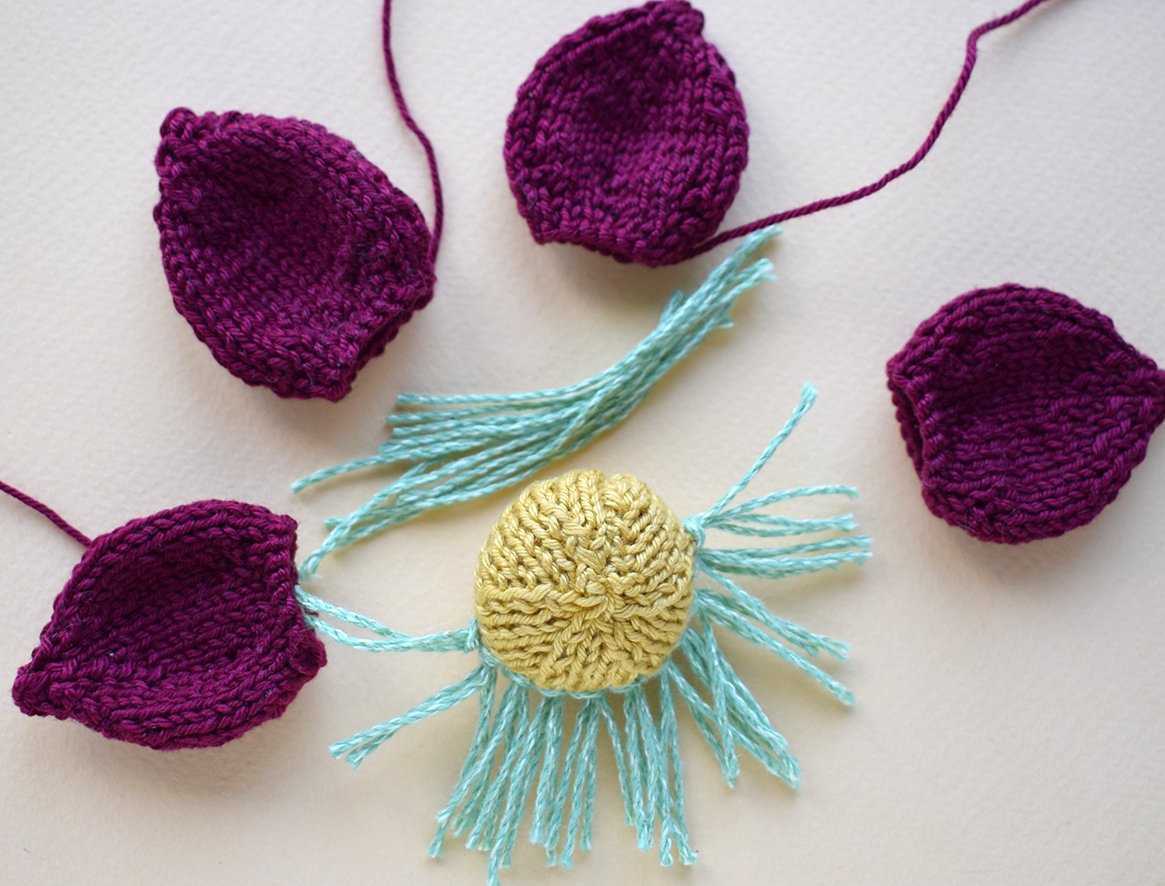 Blog content image for 'Phone stand «Easter lawn» knitted'