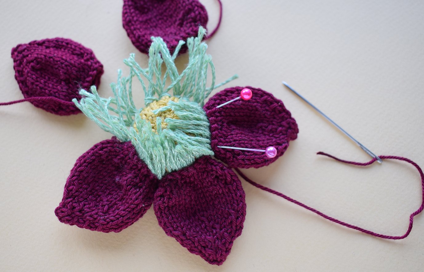 Blog content image for 'Phone stand «Easter lawn» knitted'