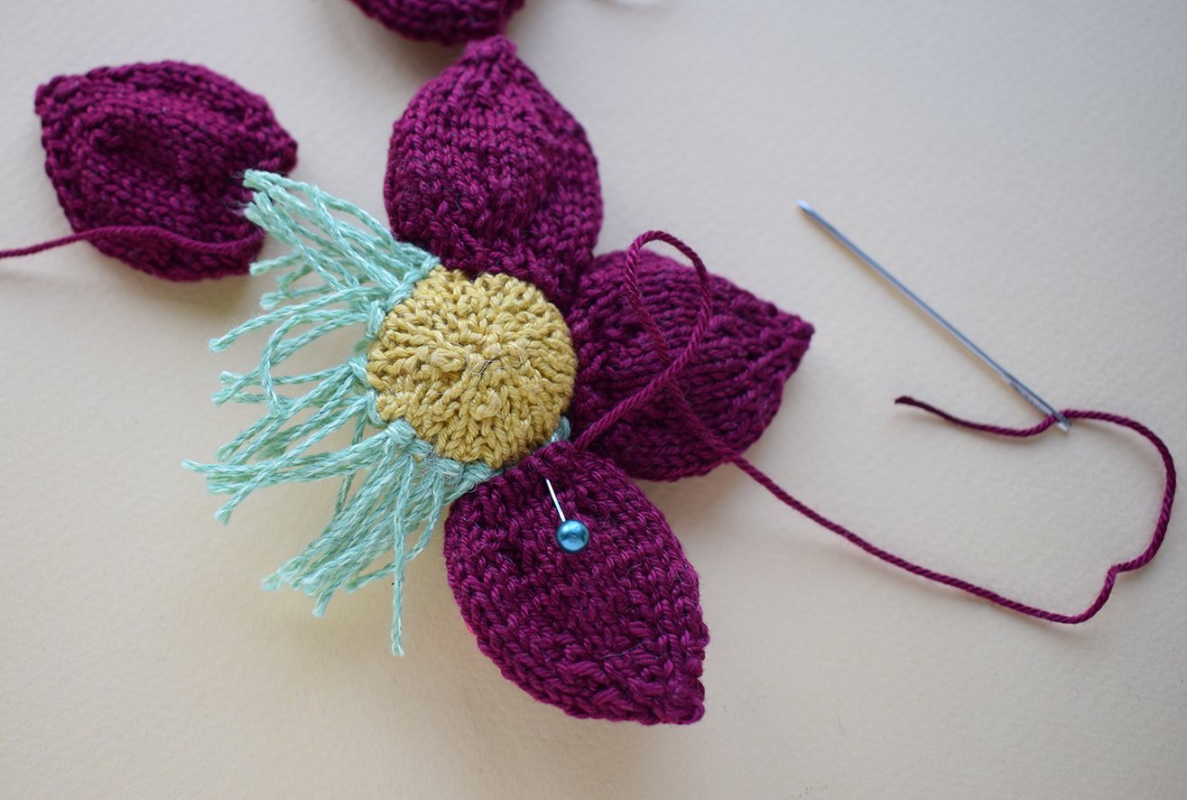 Blog-Inhaltsbild für 'Handyhalterung «Osterrasen» gestrickt'