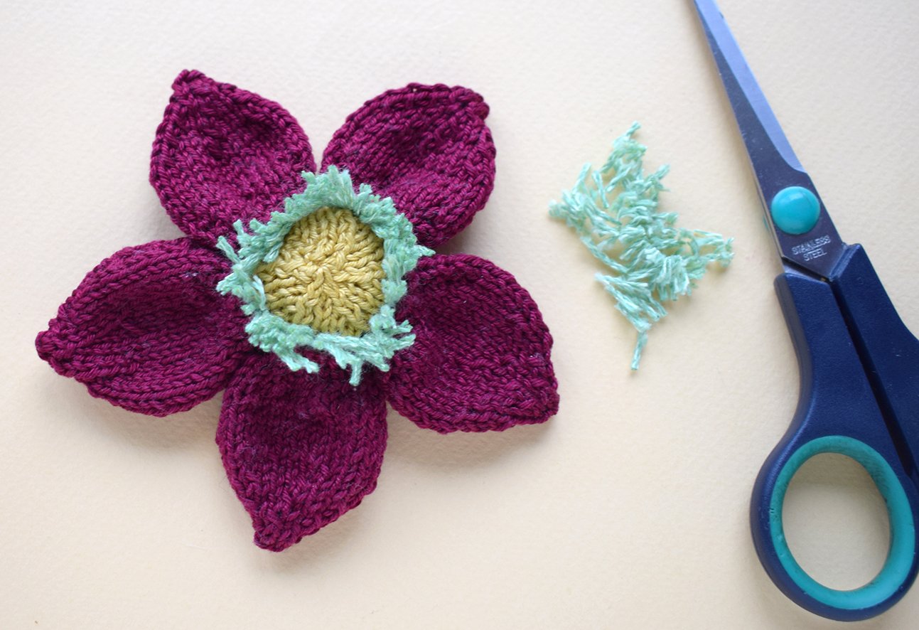 Blog-Inhaltsbild für 'Handyhalterung «Osterrasen» gestrickt'