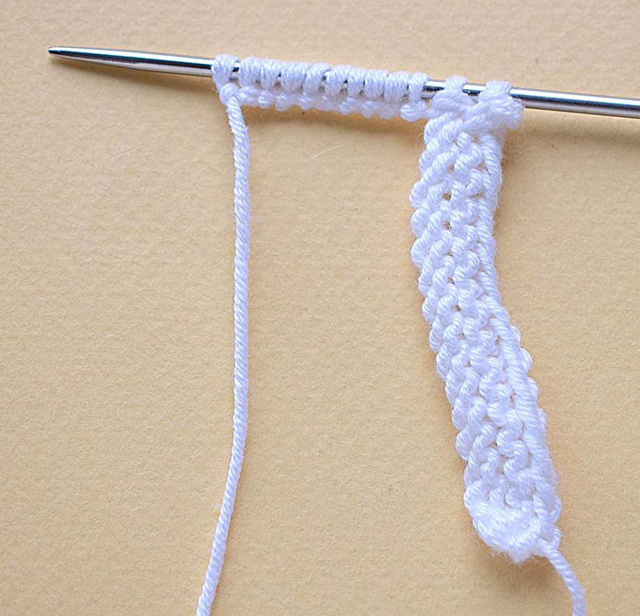 Blog-Inhaltsbild für 'Handyhalterung «Osterrasen» gestrickt'