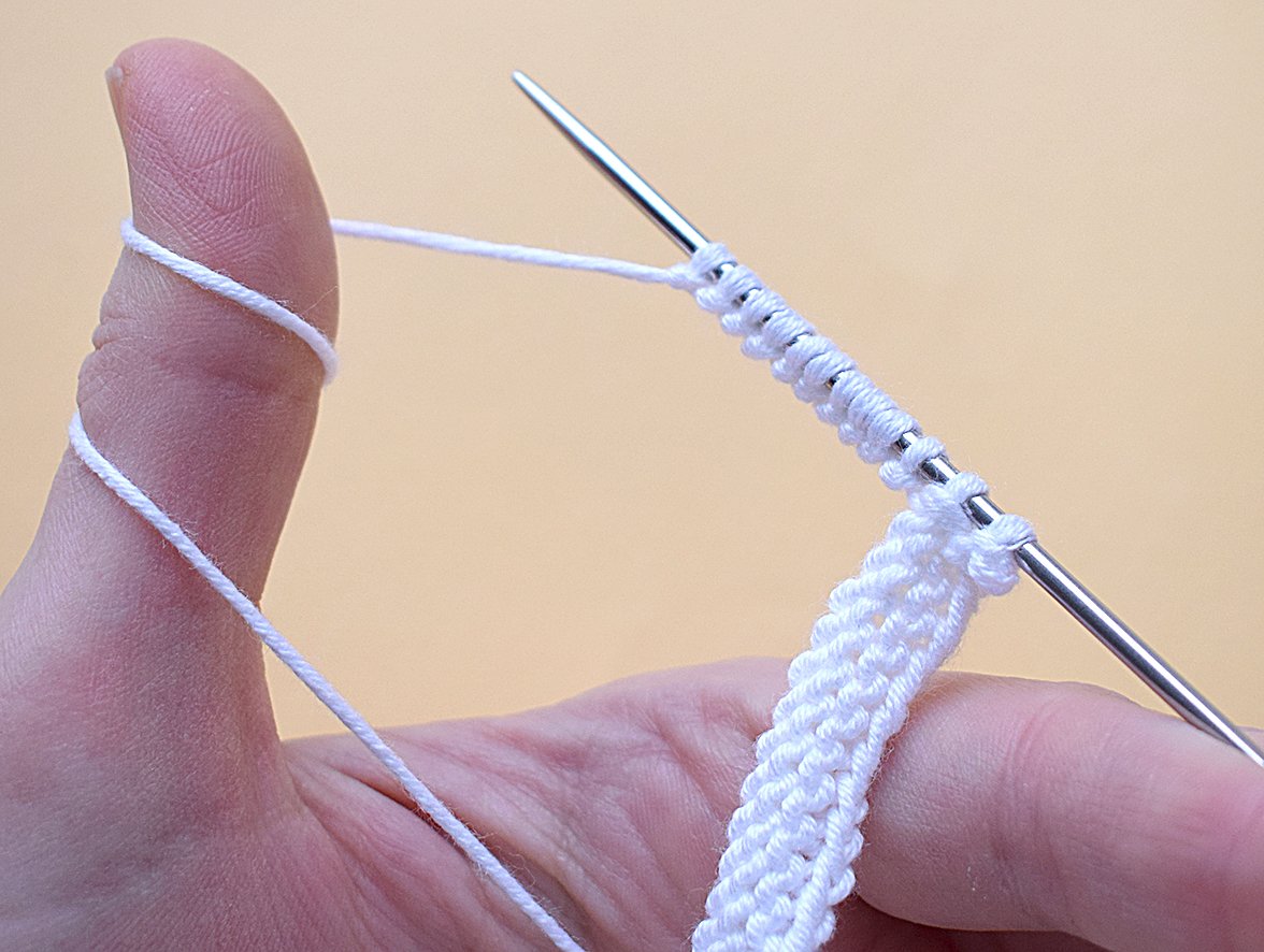 Blog-Inhaltsbild für 'Handyhalterung «Osterrasen» gestrickt'