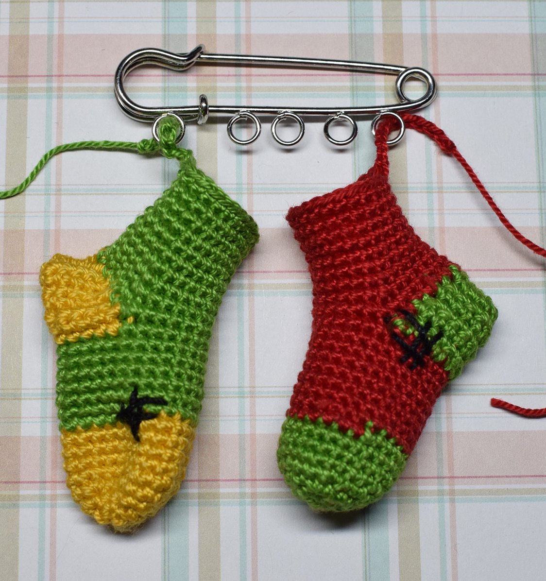 Blog-Inhaltsbild für 'Weihnachtssocken Anhänger - Weihnachtsbroschen'