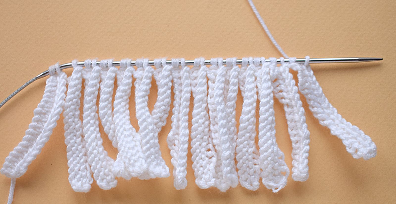 Blog-Inhaltsbild für 'Handyhalterung «Osterrasen» gestrickt'