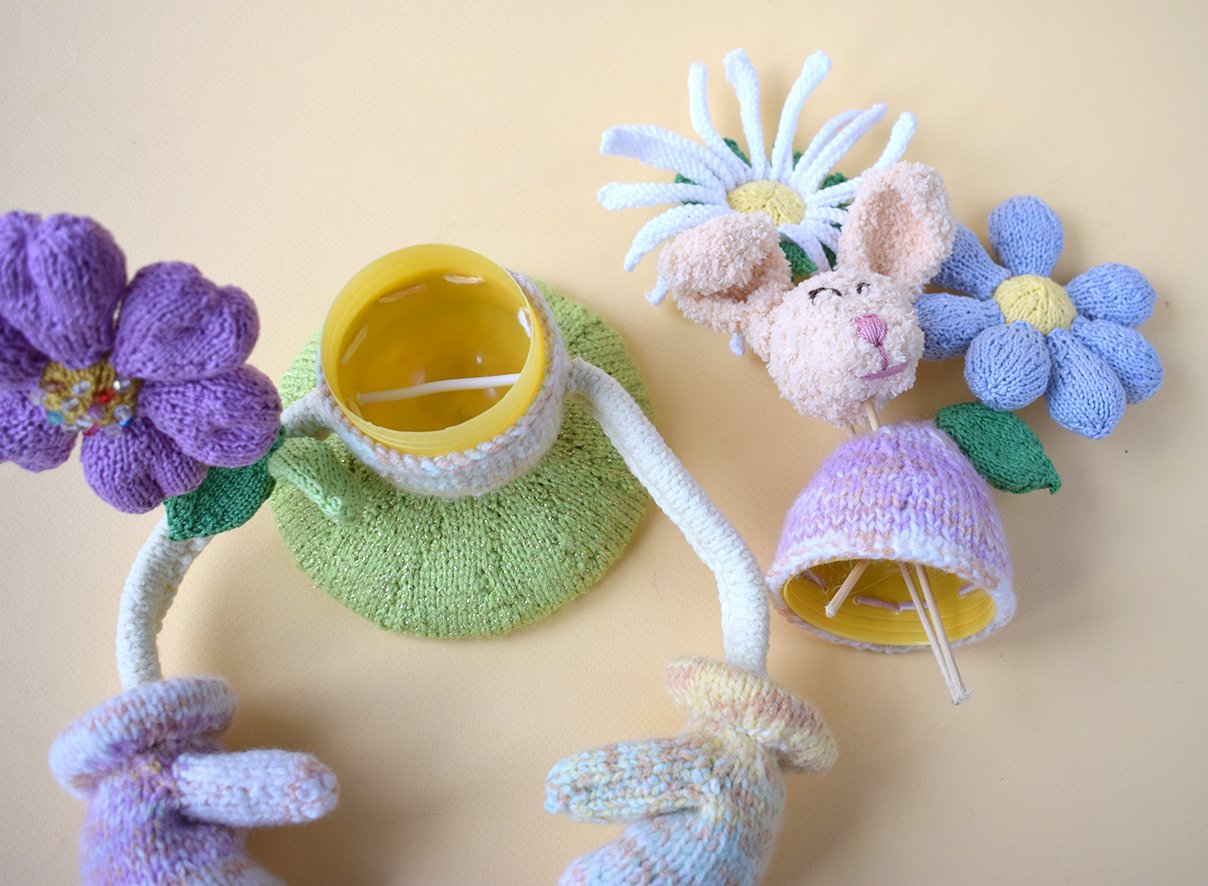 Blog content image for 'Phone stand «Easter lawn» knitted'