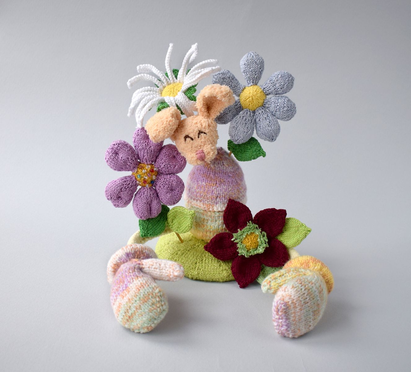 Blog content image for 'Phone stand «Easter lawn» knitted'