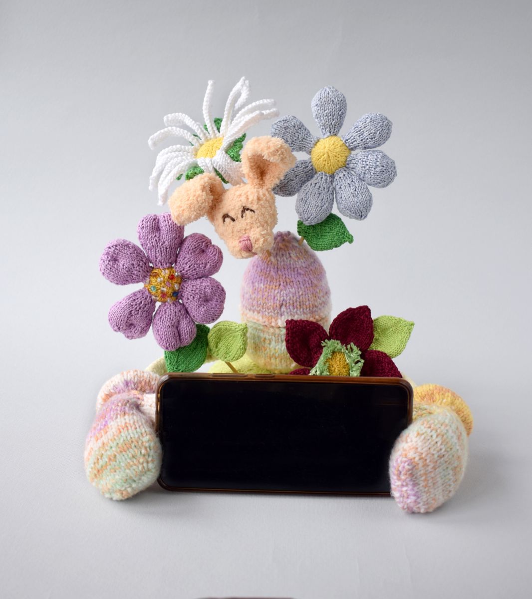 Blog content image for 'Phone stand «Easter lawn» knitted'