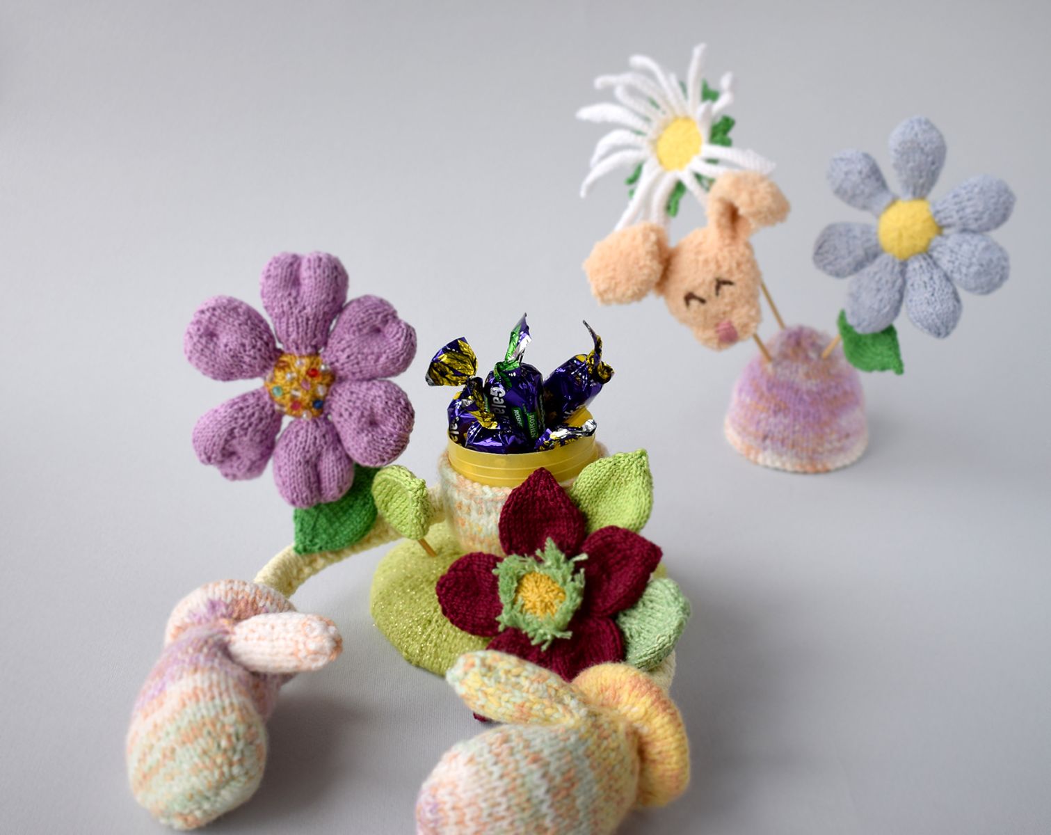 Blog content image for 'Phone stand «Easter lawn» knitted'