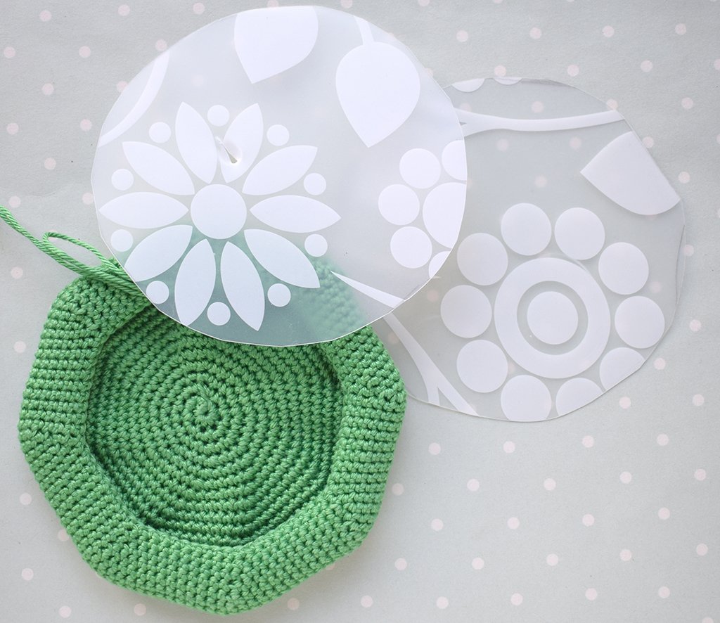 Blog content image for 'Crochet Magnet "Apple with Worm"'