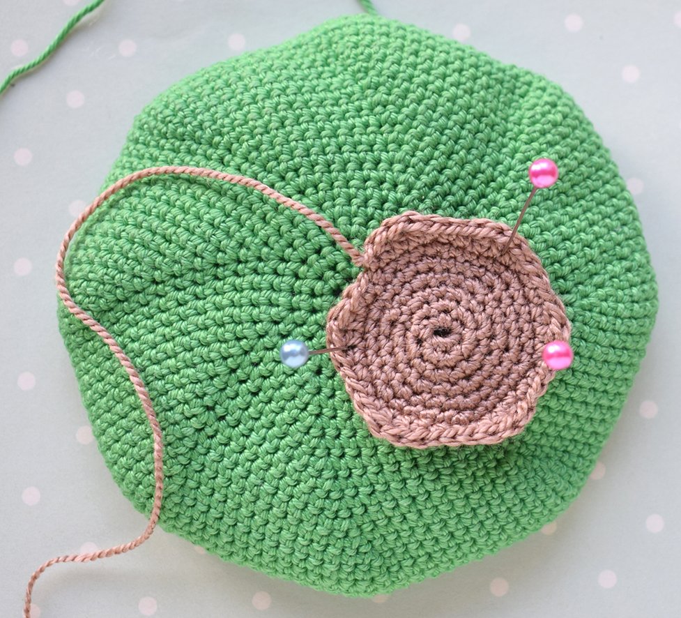 Blog content image for 'Crochet Magnet "Apple with Worm"'