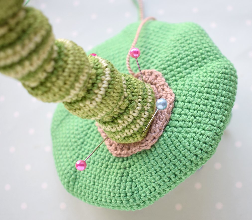 Blog content image for 'Crochet Magnet "Apple with Worm"'