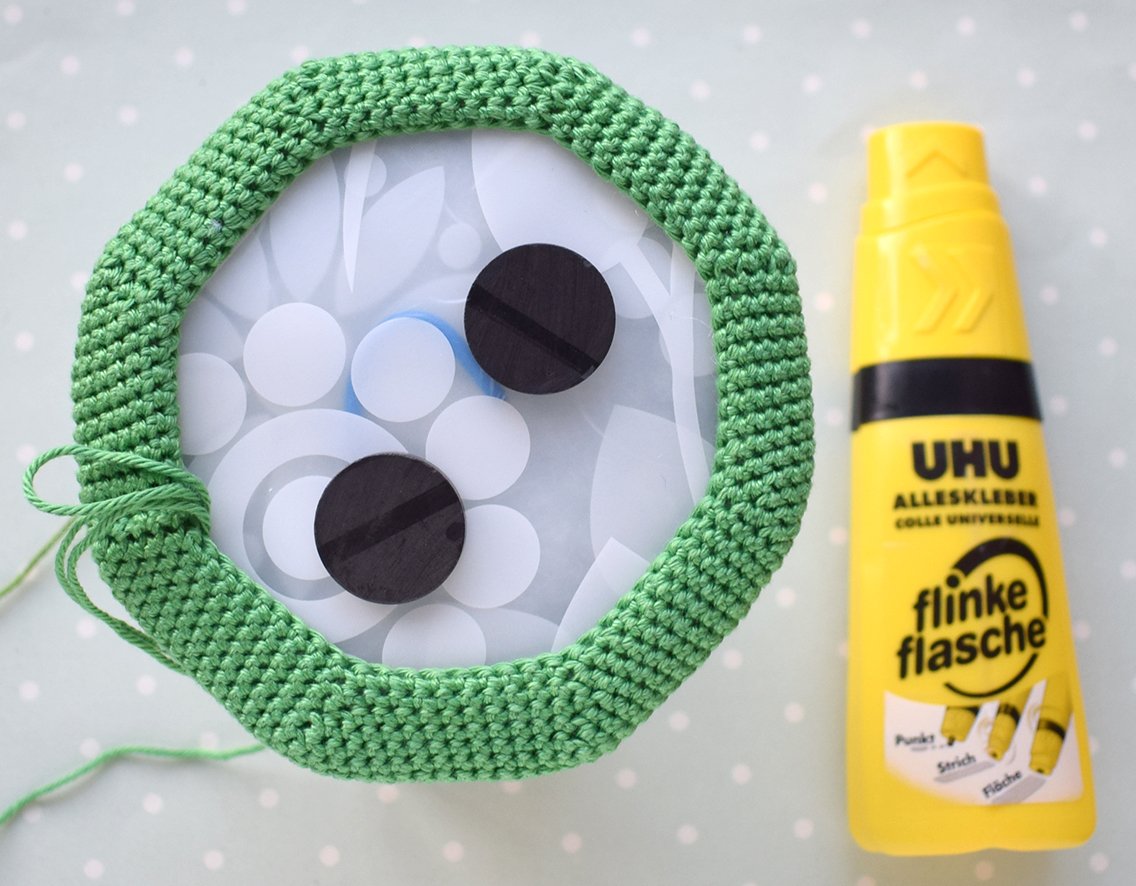 Blog-Inhaltsbild für 'Gehäkelter Magnet „Apfel mit Wurm“'